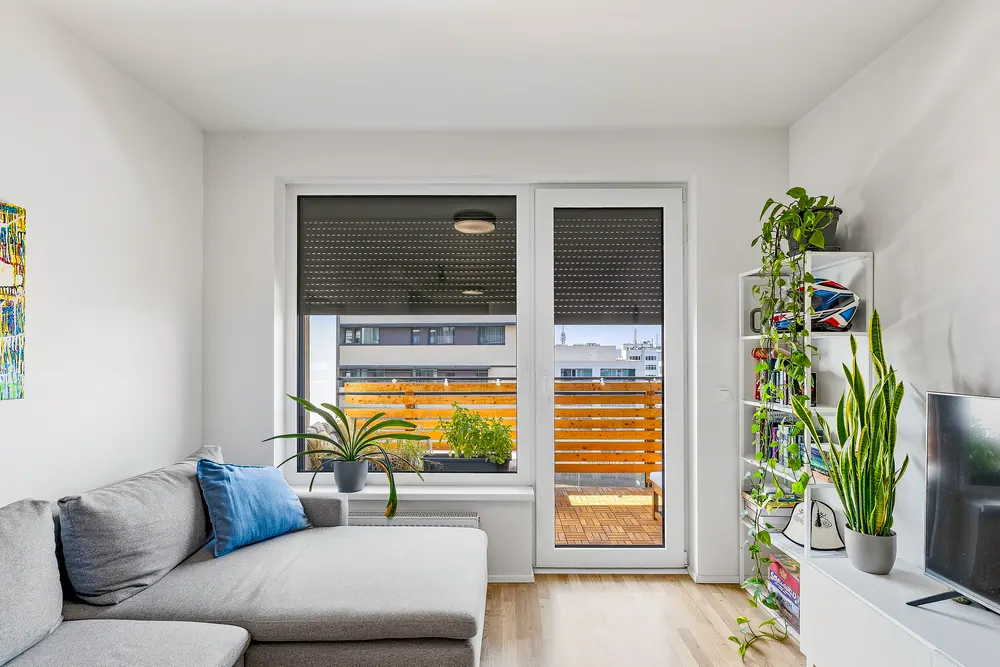 Obývací pokoj s výstupem na balkon